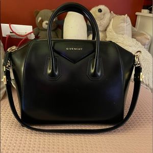 Givenchy Antigona Smooth leather w/ gold hardware